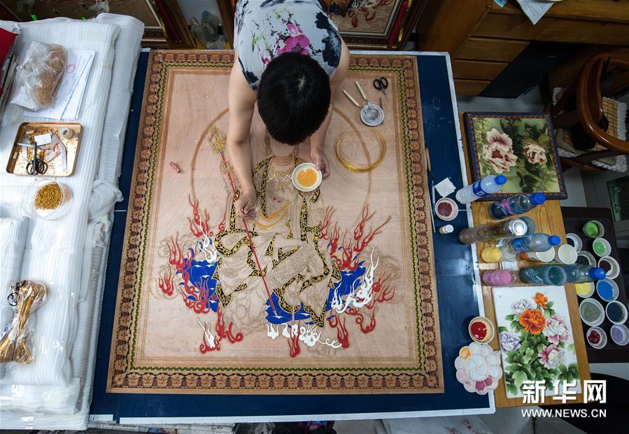 金絲彩釉：用金絲與礦砂作畫