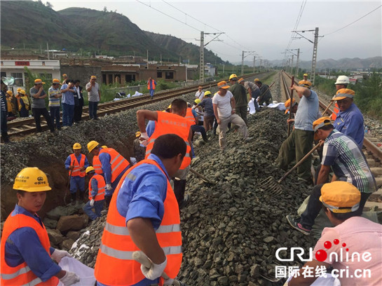 陜北強降雨突發水害  西安鐵路局全力搶修受災鐵路_fororder_鐵路1