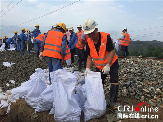 陜北強降雨突發水害  西安鐵路局全力搶修受災鐵路_fororder_鐵路2