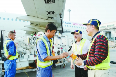 （公益圖文）江蘇交通控股公司會同南京空港油料公司送清涼