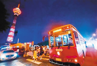 倣古“鐺鐺車”重現街頭 北京夜景觀光線路受追捧