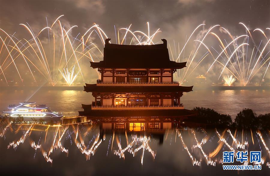 長沙橘子洲舉行慶建軍焰火晚會