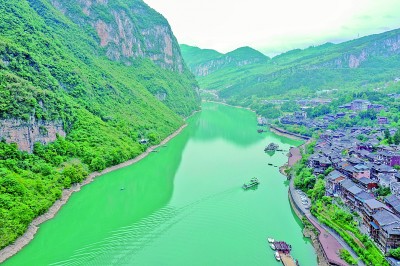 水清岸綠古鎮美