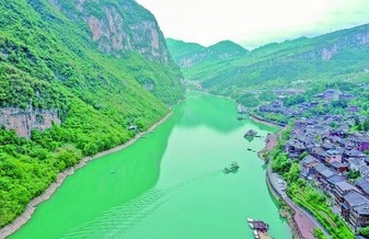 水清岸綠古鎮美