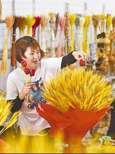 麥秸插出“致富花”