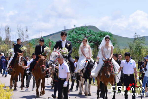 【供稿待審】首屆“馬背上的集體婚禮”在中國馬鎮旅遊度假區浪漫舉行（江山實時報道）