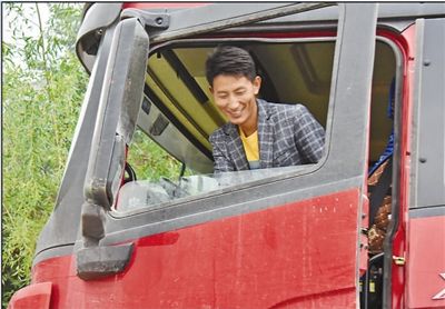 盧曲拉開上第五輛車