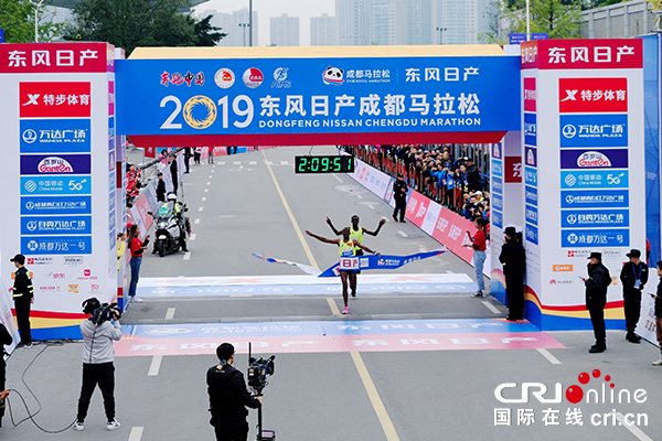 【供稿待審】四川丨運動新成都   跑向大滿貫2019東風日産成都馬拉松今日開跑（生態進行時）