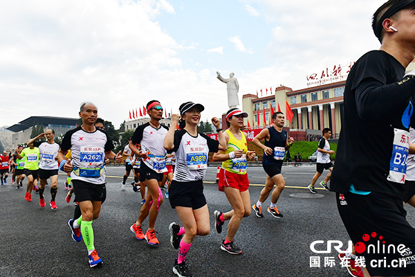 【供稿待審】四川丨運動新成都   跑向大滿貫2019東風日産成都馬拉松今日開跑（生態進行時）