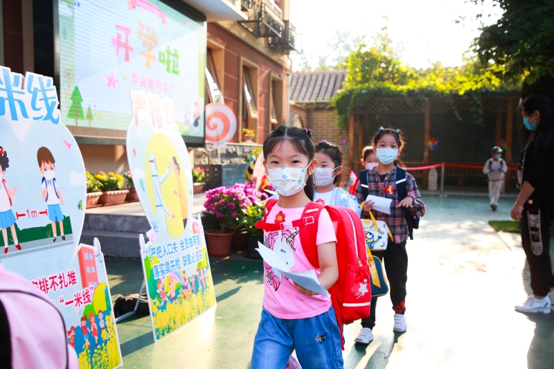 開學第一天 孩子們元氣滿滿進校園