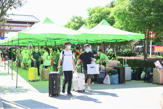 廣州新華學院穗莞兩校區嚴把“防疫關” 萬餘名學生開學返校