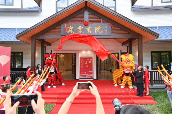 【教育頻道】京廣藝術家交流畫展在廣州新華學院霖霖書院舉辦