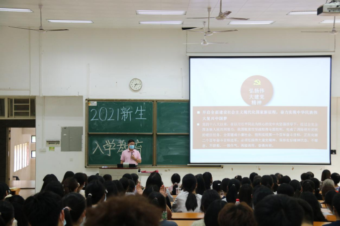 【教育頻道】廣州新華學院公共治理學院舉行新生入學教育暨思政第一課