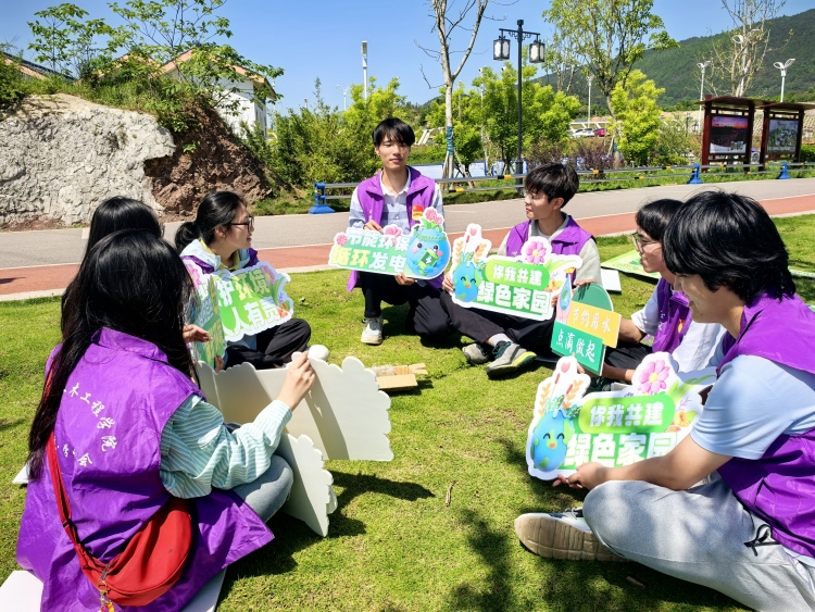 重慶城市科技學院開展“青春築益，砼築生態”石梁湖生態濕地公園志願服務活動_fororder_圖1為志願者們討論分析彙報