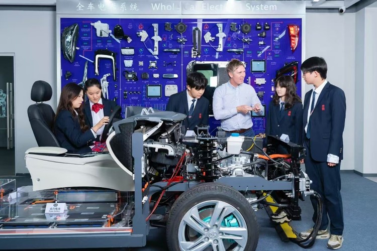 君誠學校張愛君：AI科創賦能學校教育 讓孩子走在時代前沿