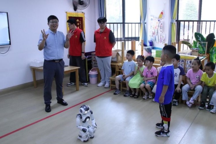 重慶城市科技學院開展機器人走進幼兒園志願活動_fororder_1