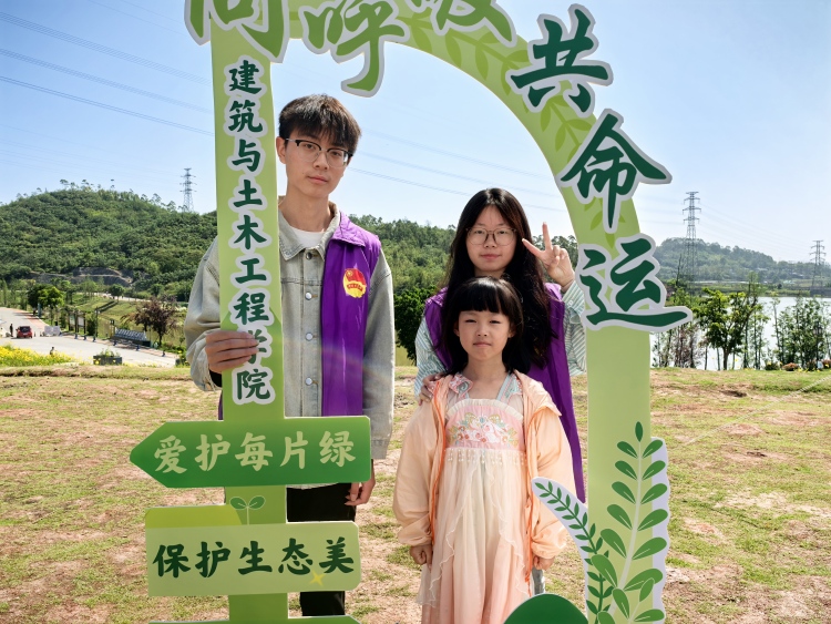 重慶城市科技學院開展“青春築益，砼築生態”石梁湖生態濕地公園志願服務活動_fororder_圖6為志願者與周邊居民合照