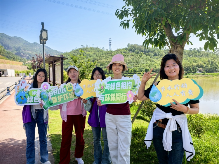 重慶城市科技學院開展“青春築益，砼築生態”石梁湖生態濕地公園志願服務活動_fororder_圖5為志願者與周邊居民合照
