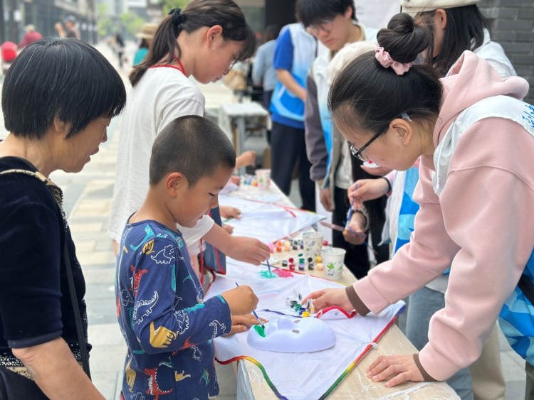 “雙藝傳承·書香換花” 北金科創意藝術學院聯合含章園二區共建書屋_fororder_3