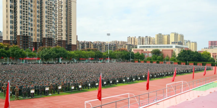 成都文理學院舉行2025級新生軍訓動員暨開學典禮_fororder_圖片 2