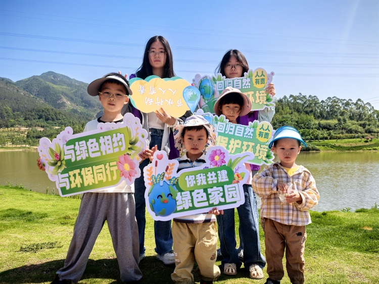 重慶城市科技學院開展“青春築益，砼築生態”石梁湖生態濕地公園志願服務活動_fororder_圖7為志願者與周邊居民合照