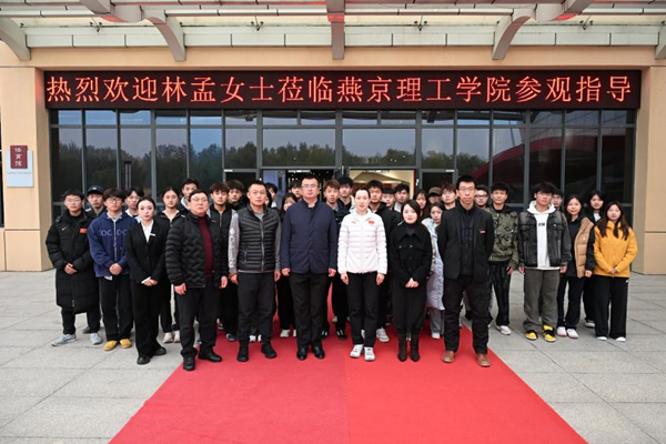短道速滑世界冠軍林孟蒞臨燕京理工學院_fororder_合影留念