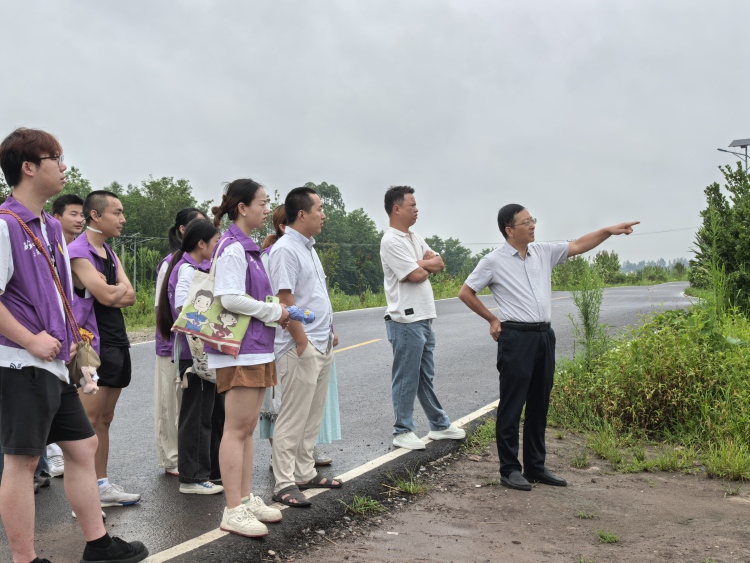 重慶城科建土學子：探酒業、助直播、強宣傳 協同賦能城市建設_fororder_圖4為駐村第一書記劉勇為志願者介紹東橋村目前規劃