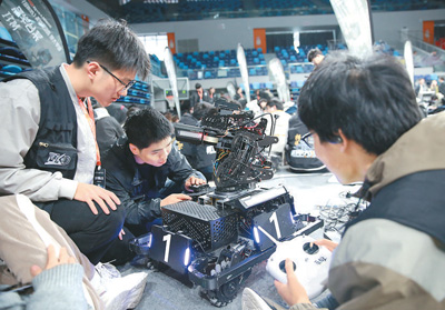 高校上演機器人比拼_fororder_0c0e7a71-5020-4399-b108-b3c5b278d483