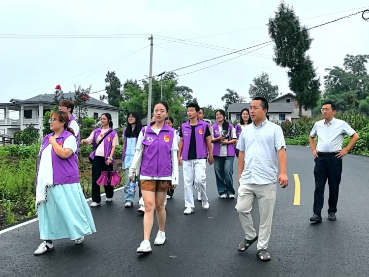 重慶城科建土學子：探酒業、助直播、強宣傳 協同賦能城市建設_fororder_圖3為東橋村黨總支書記鄒洋和駐村第一書記劉勇帶領志願者們調研東橋村