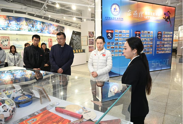 短道速滑世界冠軍林孟蒞臨燕京理工學院_fororder_林孟參觀體育典藏館