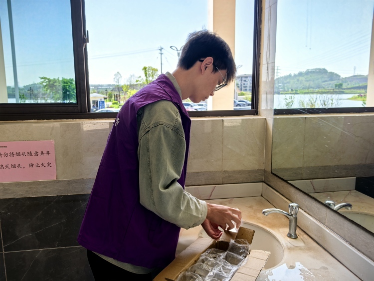 重慶城市科技學院開展“青春築益，砼築生態”石梁湖生態濕地公園志願服務活動_fororder_圖2為志願者準備水生植物