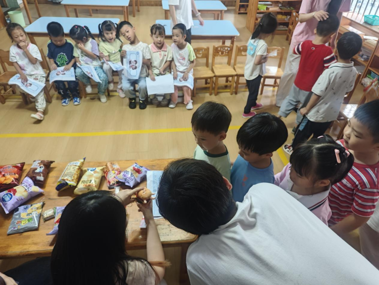 圖片默認標題_fororder_孩子們在有序“購物”