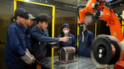 2026就業風向：本科生“回爐”補技能 “新藍領”逆襲出圈