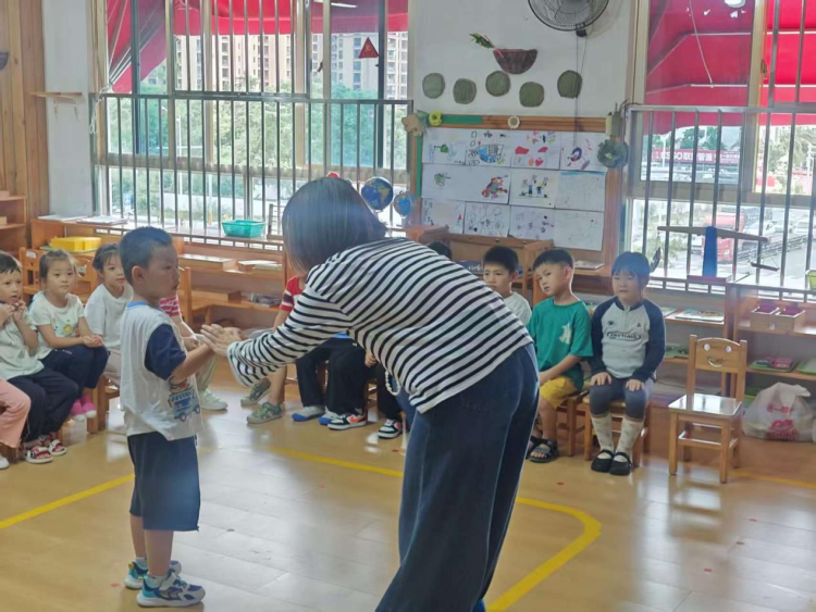 圖片默認標題_fororder_韓林洋老師同孩子們互動