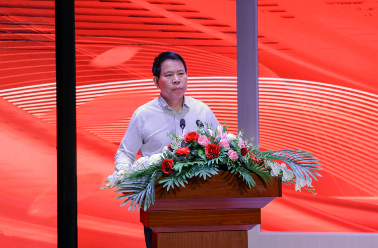 校企合作産業學院全覆蓋又拓延 ——海口經濟學院簽約成立第16個校企合作産業學院_fororder_朱校長