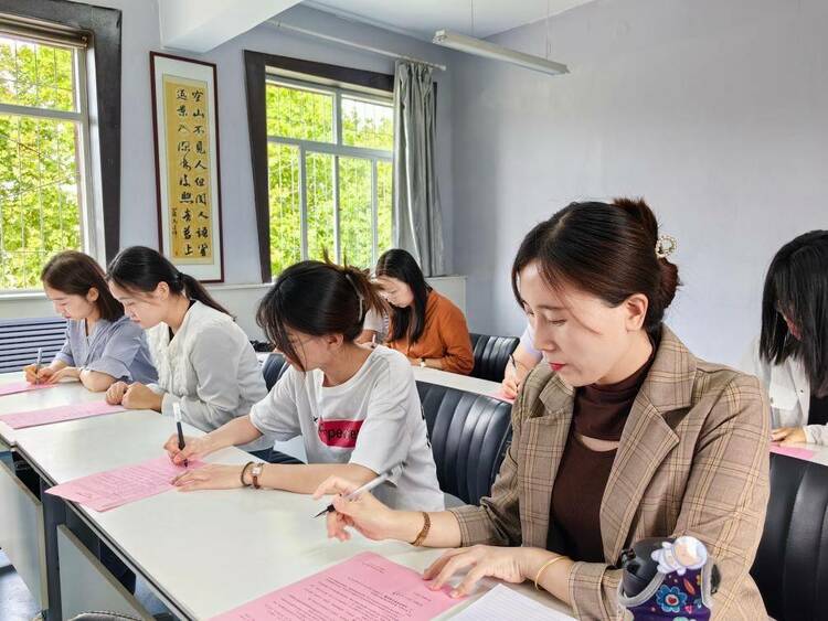 青藍築夢 薪火相傳——四維小學舉行“青藍工程”師徒結對儀式