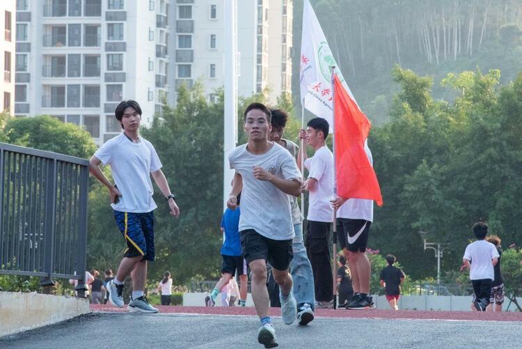 領跑華珠新學期，青春飛young滿校園！華珠師生活力開跑！