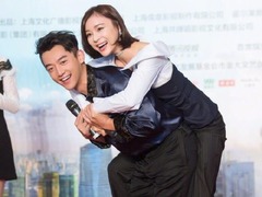 鄭愷袁姍姍搞怪合影 搞笑上演"豬八戒背媳婦"