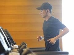 長壯實了！李維嘉工作之餘不忘酒店健身 精神好