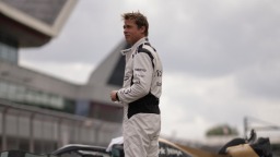 《F1：狂飆飛車》曝預告 布拉德·皮特極速馳騁