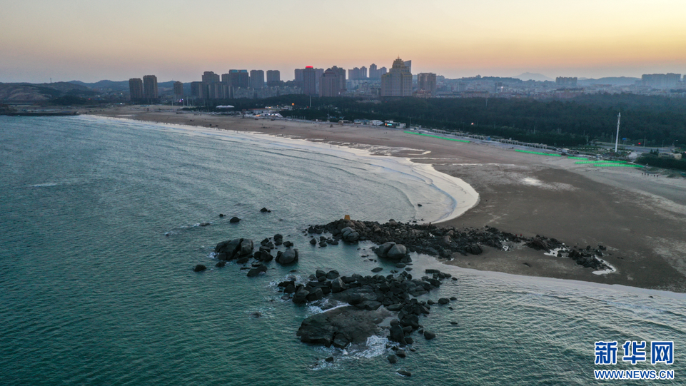 福建平潭：最美金沙灘 踏浪逐日落