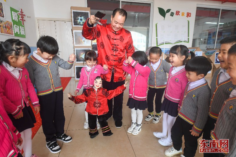 【焦點圖】【龍岩】【移動版】【Chinanews帶圖】木偶會寫字：提線木偶表演走進連城幼兒園