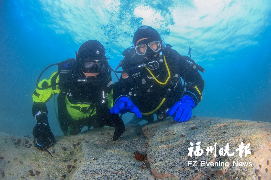 【焦點圖】【福州】【移動版】【Chinanews帶圖】榕城潛水高手南極挑戰冰潛