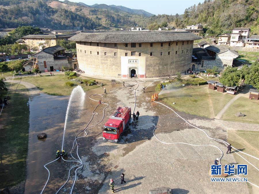 【焦點圖】【龍岩】【移動版】【Chinanews帶圖】福建龍岩土樓舉行滅火救援演練