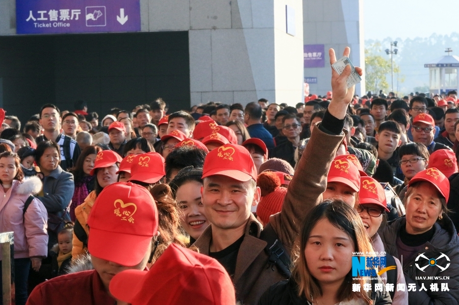 【焦點圖】【泉州】【移動版】【Chinanews帶圖】福建泉州：3600余人乘坐務工專列回家過年