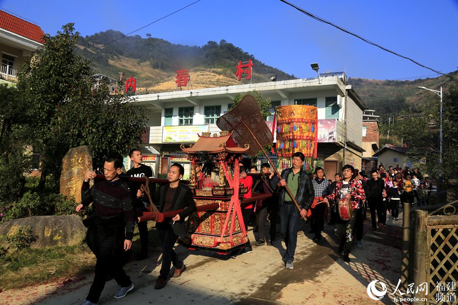 【焦點圖】【泉州】【移動版】【Chinanews帶圖】福建：新春節日喜慶祥和 “繞境巡安”民俗熱鬧開展