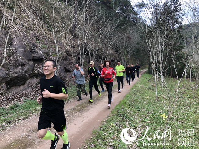 【福建時間主推】【南平】【移動版】【Chinanews帶圖】為跑步修鄉道 福建順昌草根跑團掀起“運動旋風”