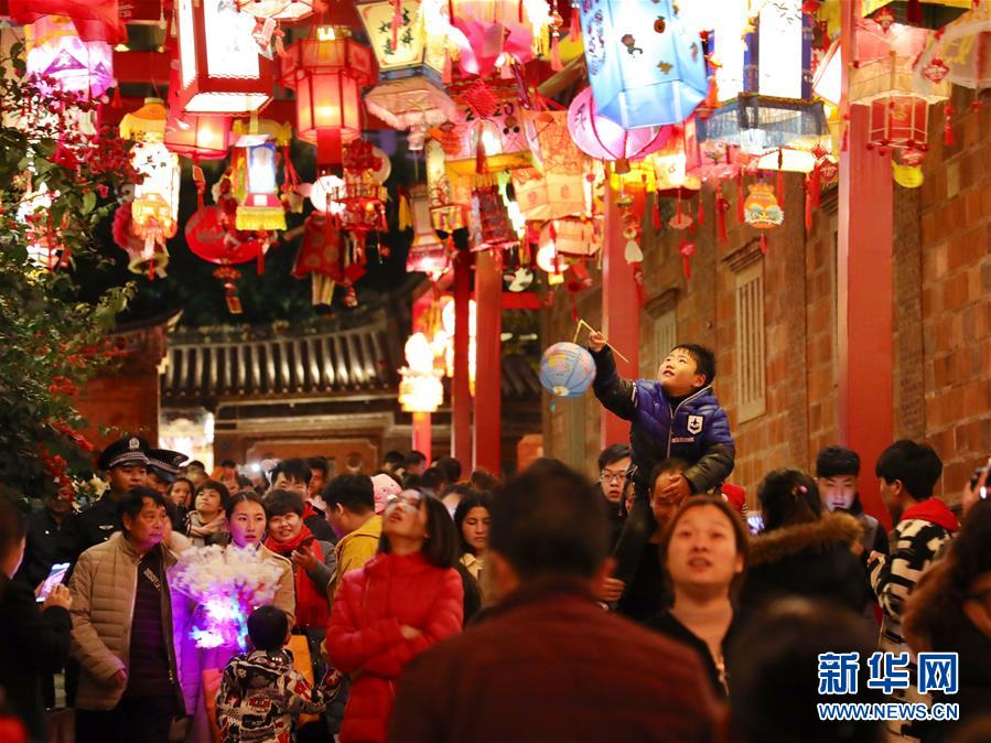 【焦點圖】【泉州】【移動版】【Chinanews帶圖】福建晉江：亮花燈 迎元宵