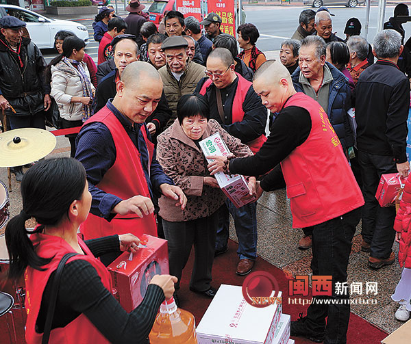 【圖説福建第三張】【龍岩】【移動版】【Chinanews帶圖】龍岩漳平：社會各界獻愛心 情暖百餘貧困戶