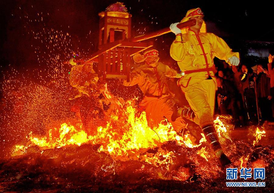 【焦點圖】【莆田】【移動版】【Chinanews帶圖】福建莆田：“擺棕轎跳火”迎春祈福